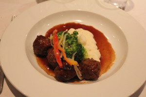 Meatballs with mashed potatoes and veggies